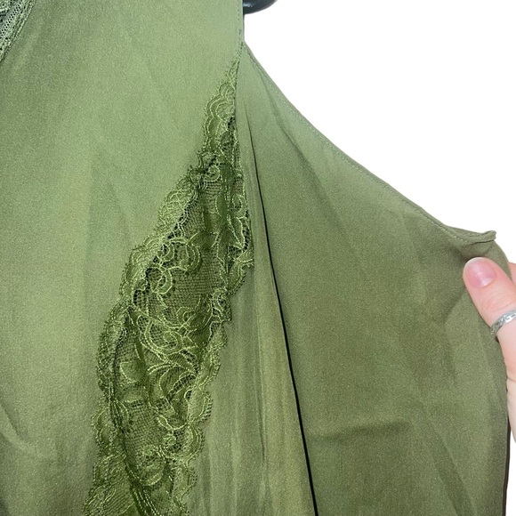 ALICE‎ + OLIVIA Farah Cold Shoulder Lace Trim Silk Top Sage Green Size Small - Picture 5 of 9